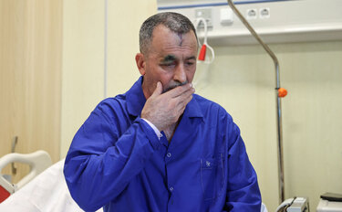 Εικόνα που δείχνει τον αεροσυνοδό Ζουλφουγκάρ Ασάντοφ στο νοσοκομείο Ο αεροσυνοδός Ζουλφουγκάρ Ασάντοφ στο νοσοκομείο