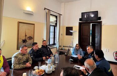 Κοζυράκη, Αποκεντρωμένη, Ένστολοι