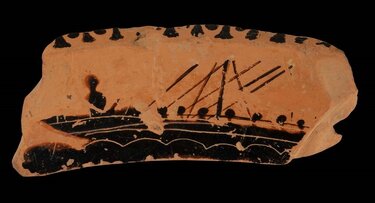 Παράσταση πλοίου σε θραύσμα αττικού μελανόμορφου αγγείου. Πρόσφατο εύρημα από τις ανασκαφές της Λύκτου, 520-510 π.Χ., Εφορεία Αρχαιοτήτων Ηρακλείου. Εκτίθεται στην περιοδική αρχαιολογική έκθεση του Αρχαιολογικού Μουσείου Ηρακλείου «ΕΚΑΤΟΜΠΟΛΙΣ: Ο Κόσμος της Αρχαϊκής Κρήτης»