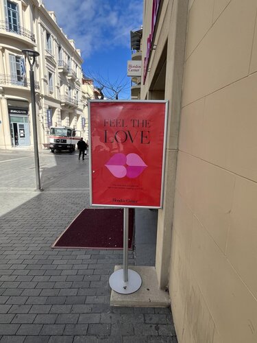 Άγιος Βαλεντίνος, Βιτρίνες