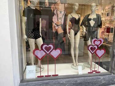 Άγιος Βαλεντίνος, βιτρίνες