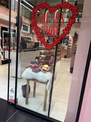 Άγιος Βαλεντίνος, βιτρίνες