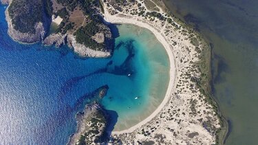 Από αριστερά προς τα δεξιά: Το Ιόνιο Πέλαγος, η Παραλία της Βοϊδοκοιλιάς και η Λιμνοθάλασσα της Γιάλοβας.