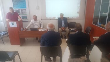 Σύσκεψη, Φράγμα Αποσελέμη