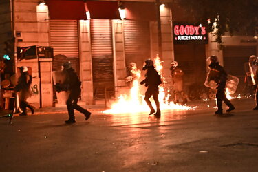 syntagma epeisodia 2