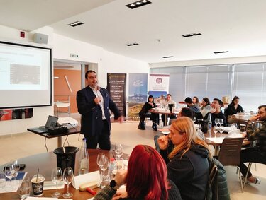 Κρασί, Ξενοδόχοι