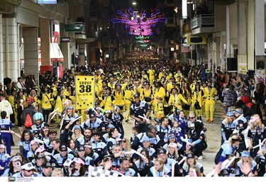 Πατρινό Καρναβάλι 2025: Απογειώθηκε το κέφι στη νυχτερινή ποδαράτη παρέλαση