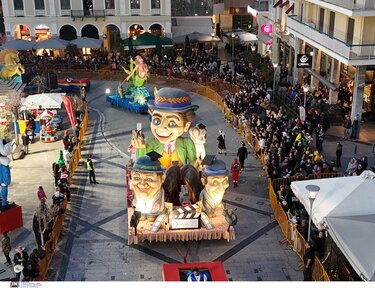 Πατρινό Καρναβάλι 2025: Απογειώθηκε το κέφι στη νυχτερινή ποδαράτη παρέλαση