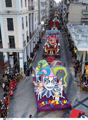 Πατρινό Καρναβάλι 2025: Απογειώθηκε το κέφι στη νυχτερινή ποδαράτη παρέλαση