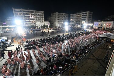 Πατρινό Καρναβάλι 2025: Απογειώθηκε το κέφι στη νυχτερινή ποδαράτη παρέλαση