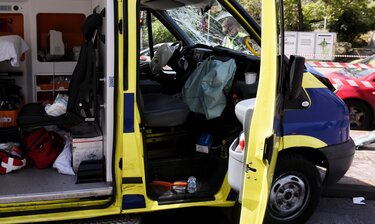 Πώς έγινε το τροχαίο με το ασθενοφόρο - Σε σοβαρή κατάσταση μία εκ των πεζών που τραυματίστηκαν