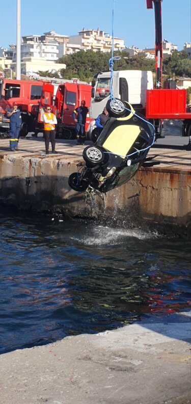 οχημα έπεσε στη θάλασσα στο Λιμάνι