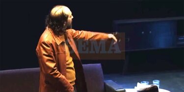 Ο Θοδωρής Σκυφτούλης σε μια άλλη σκηνή από την παράσταση που κρατά όπλο κρότου