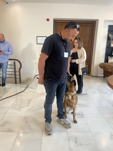 Σκύλος ΠΑΣΟΚ συνδιάσκεψη