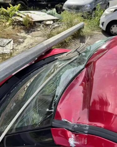 κολόνα έπεσε σε αυτοκίνητο