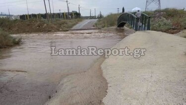  Λαμία: Μπουρίνι έριξε δέντρα, πλημμύρισε σπίτια και άφησε χωρίς ρεύμα τη νότια πλευρά της πόλης