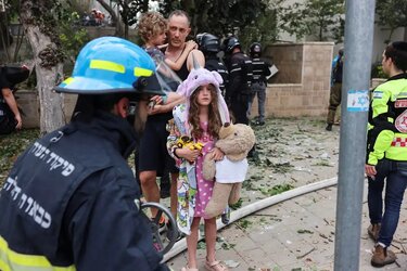 Ισραηλινοί κάτοικοι απομακρύνονται από κατοικημένη περιοχή μετά από πυραυλική επίθεση από το Ιράν 