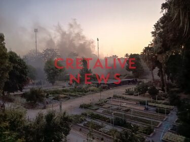 Φωτιά στα ενετικά τείχη, κάτω από το Μαρτινέγκο, κινητοποίησε την Πυροσβεστική - Δείτε βίντεο