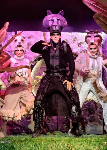 Θεατρική παράσταση, Μόγλης