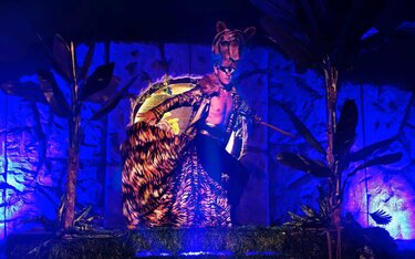 Θεατρική παράσταση, Μόγλης