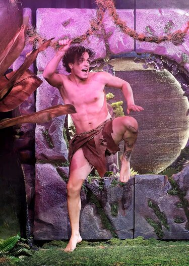 Θεατρική παράσταση, Μόγλης