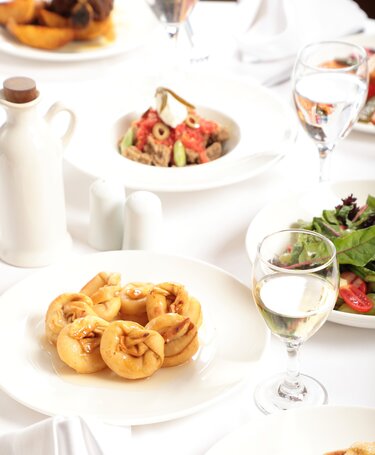 Το Κρητικό Μενού της MINOAN LINES παρουσιάζει τις νέες καλοκαιρινές γεύσεις, βασισμένες στην εποχικότητα & τις φρέσκες πρώτες ύλες