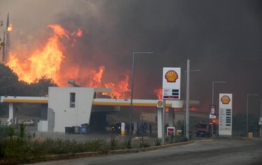 Κόλαση φωτιάς στην Αχαΐα: Τραυματίες, εκκενώσεις οικισμών και καταστροφές σε επιχειρήσεις