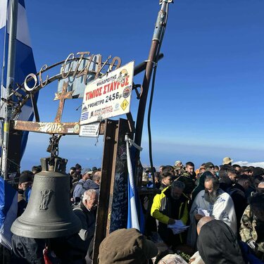 Ψηλορείτης: Χιλιάδες περιπατητές στο εκκλησάκι του Τιμίου Σταυρού