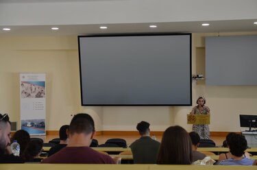 Κατά τη διάρκεια της εκδήλωσης, η Κοσμήτορας της Ιατρικής Σχολής, καθηγήτρια κα Ε. Παπαδάκη, απηύθυνε χαιρετισμό στους φοιτητές