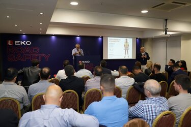 ΕΚΟ, Δράση, Οδήγηση