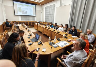 Επίσκεψη της Κινηματογραφικής Ομάδας του 8ου Γυμνασίου Ηρακλείου στον Περιφερειάρχη Κρήτης για τη διάκρισή τους στο 13ο Φεστιβάλ Κινηματογράφου Χανίων