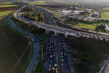 Τρεις συλλήψεις αγροτών στα επεισόδια με τραυματίες και δακρυγόνα στη Θεσσαλία