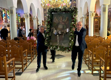 Με ιδιαίτερη λαμπρότητα γιόρτασαν και φέτος οι κρεοπώλες του Νομού Ηρακλείου τον προστάτη του Συνδέσμου τους Μιχαήλ Αρχάγγελο. 