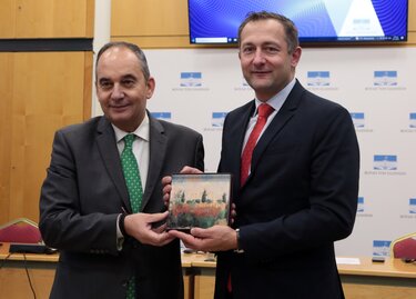 Γιάννης Πλακιωτάκης, Κρίστοφ Χάνσεν