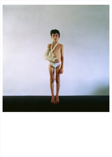 Η Λυδία Δαμπασίνα παρουσιάζει την έκθεση "Red Line, Κόκκινη γραμμή, Ligne rouge" 