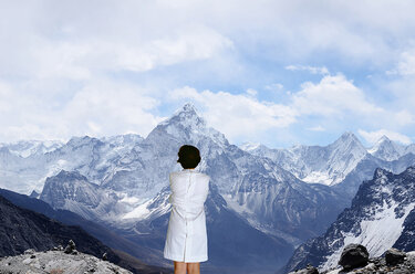 Η Λυδία Δαμπασίνα παρουσιάζει την έκθεση "Red Line, Κόκκινη γραμμή, Ligne rouge" 