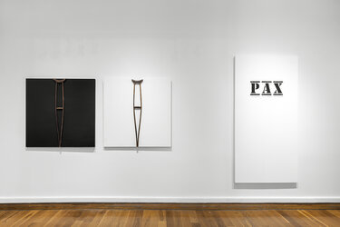 Η Λυδία Δαμπασίνα παρουσιάζει την έκθεση "Red Line, Κόκκινη γραμμή, Ligne rouge" 