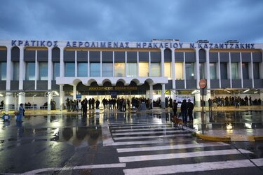 Αεροδρόμιο, Νύχτα, Αγρότες