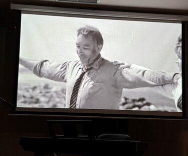 «Πραγματοποιήθηκαν τα εγκαίνια της Έκθεσης Σύγχρονης Τέχνης «Μίκης Θεοδωράκης (1925–2021): Ο Άνθρωπος, ο Μουσικός, ο Πολιτικός, ο Επαναστάτης…» στο Πολύκεντρο Βουκολιών, του Δήμου Πλατανιά