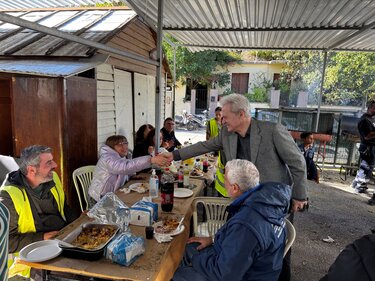 Παραμονή Χριστουγέννων μαζί με τους εργαζομένους στο οδοκαθαρισμό ο Δήμαρχος Ηρακλείου Αλέξης Καλοκαιρινός