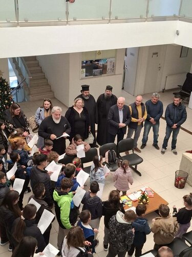 Παιδικές φωνές, χαμογελαστά πρόσωπα και παραδοσιακά κάλαντα στο Δημαρχείο Βιάννου