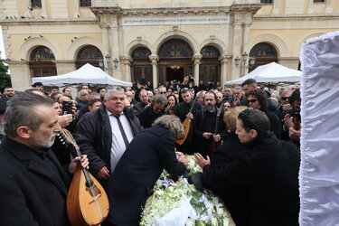 Με μαντολίνα και λαούτα το συγκινητικό «αντίο» στον Γιάννη Ξυλούρη