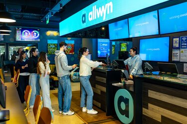 Τα πρώτα καταστήματα Allwyn είναι εδώ – Νέα εποχή για το δίκτυο των καταστημάτων του ΟΠΑΠ