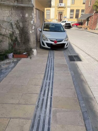 αρχάνες αυτοκινητα πεζοδρόμια