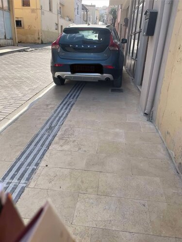 αρχάνες αυτοκινητα πεζοδρόμια