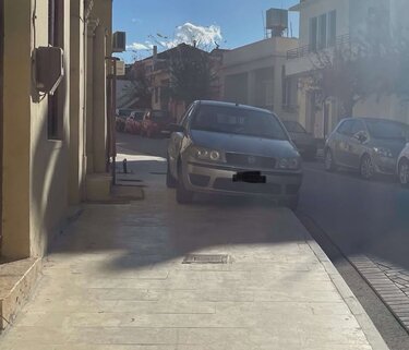 αρχάνες αυτοκινητα πεζοδρόμια