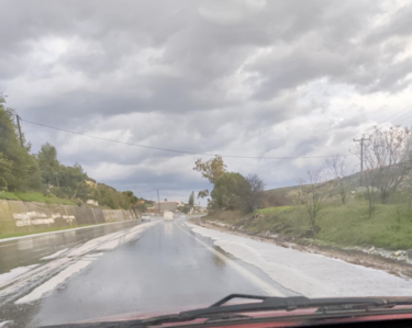 Στο ύψος των Αθανάτων, στο δρόμο προς Μεσαρά... σε ένα τμήμα χιόνισε! 