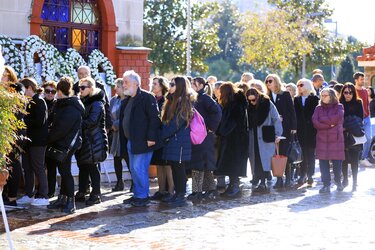 Βιολάντα, Κηδεία, Ελένη Κατσαρού