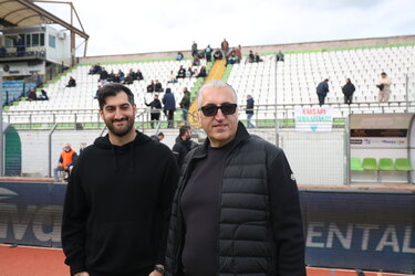 Στο γήπεδο βρίσκεται και ο Μιχάλης Μπούσης