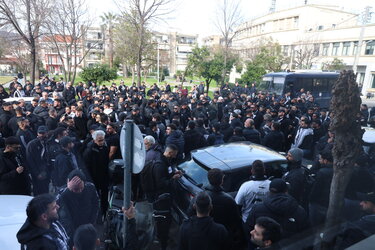 Τρομερές σκηνές έξω από το ξενοδοχείο του ΟΦΗ: Ο κόσμος «έσπρωξε» την ομάδα για τη μεγάλη πρόκριση